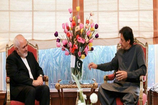 ظریف با عمران خان دیدار کرد/رایزنی درباره مرزبانان ربوده شده