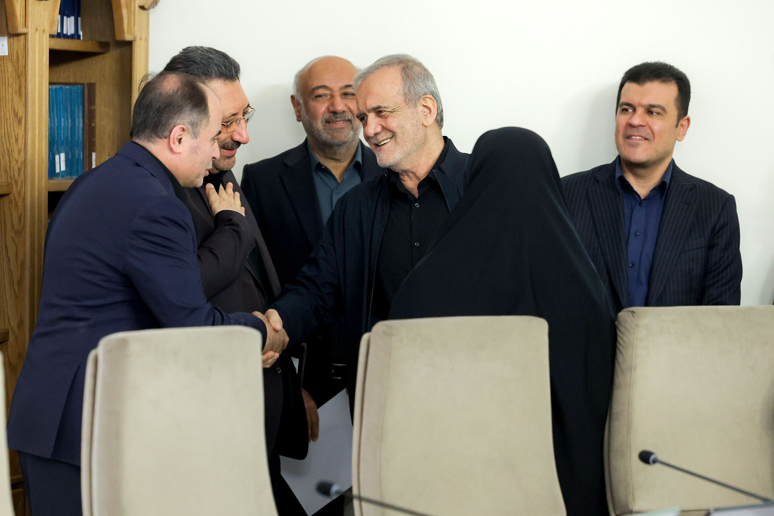 پیشنهاد یک اصولگرا به پزشکیان درباره تغییرات در کابینه/ استیضاح نه به نفع دولت است و نه به نفع مردم