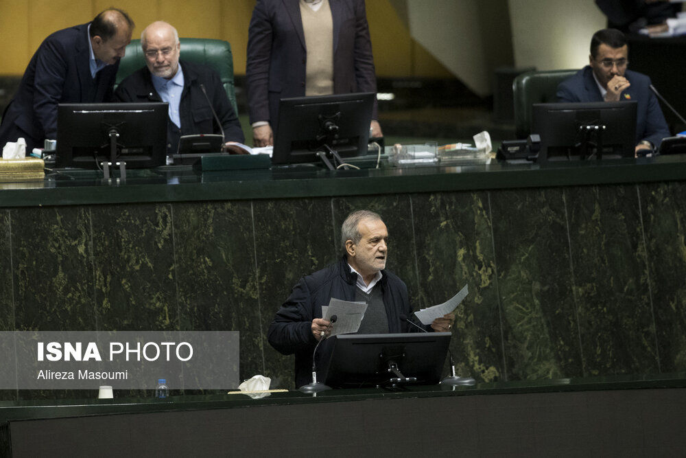 قرآن خواندن پزشکیان در دفاع از بودجه ۱۴۰۵ / نمایندگان معترض شدند: مطالب شما به بودجه ارتباطی ندارد+ فیلم