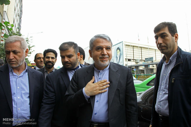 بازدید وزیر فرهنگ و ارشاد اسلامی از کتاب فروشی‌های خیابان انقلاب