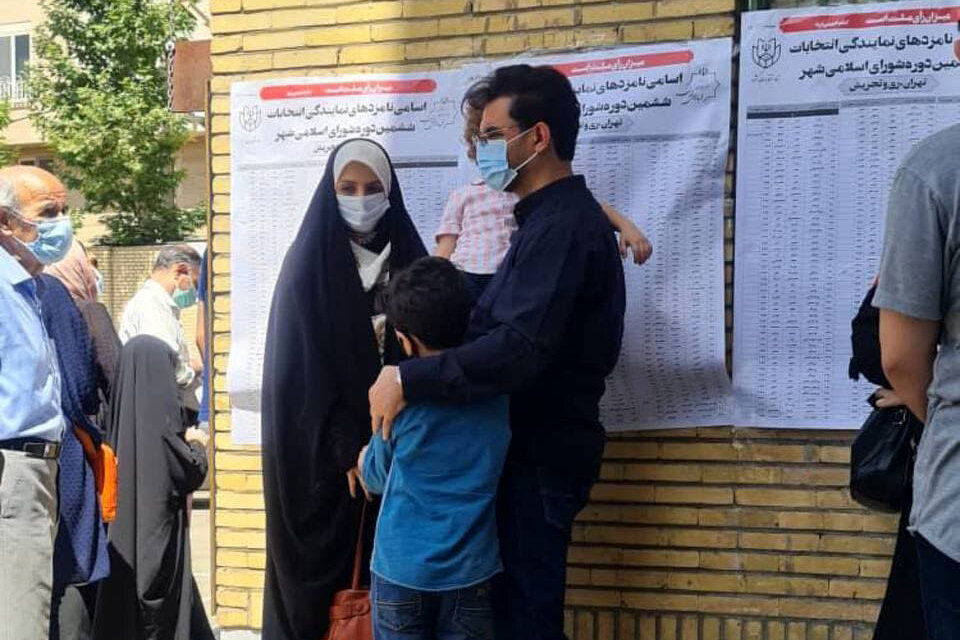 وزیر جوان روحانی به همراه همسر و فرزندان در حوزه رای گیری+ عکس