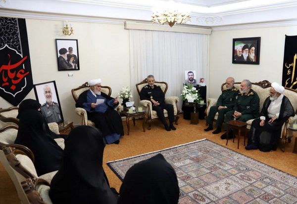 تصاویری دیده نشده از حضور جمعی از فرماندهان نظامی در خانه شهید سردار سلامی
