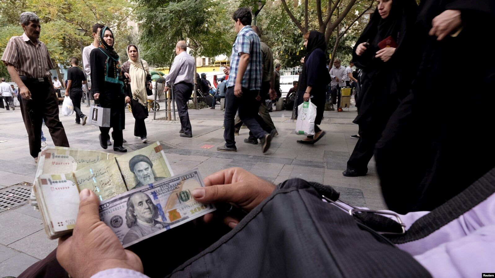 سهم جنگ در افزایش تورم | دل‌انگیزان: تا تبصره‌های بودجه اصلاح و موتور تولید نقدینگی خاموش نشود، نباید انتظار کاهش تورم داشت