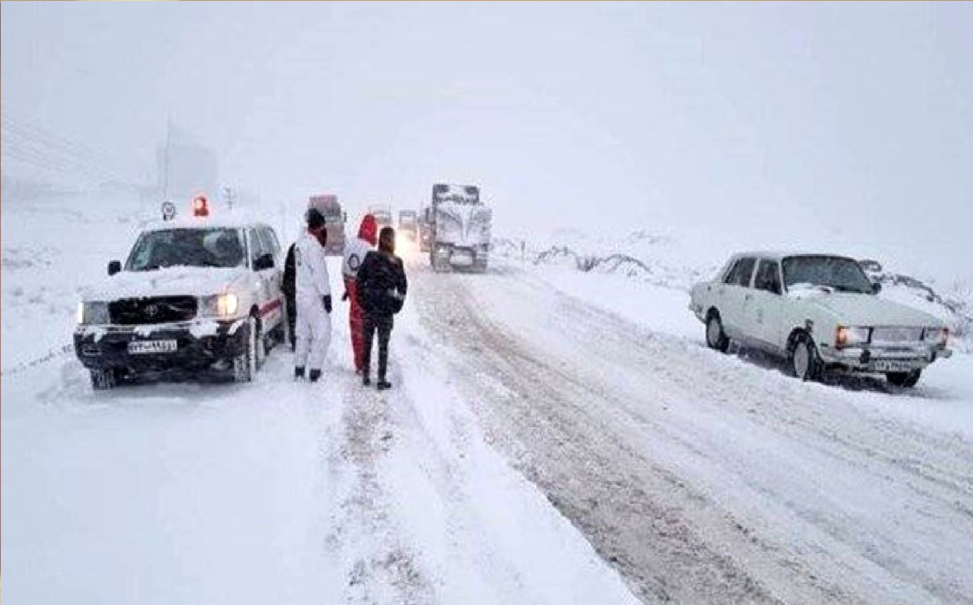 جاده های روستایی طرقبه شاندیز مسدود شد / چندین خودرو در برف گرفتار شدند