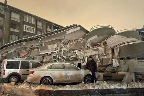ویدئوی تکان دهنده از ریزش ساختمان ۸ طبقه در زلزله مهیب ترکیه