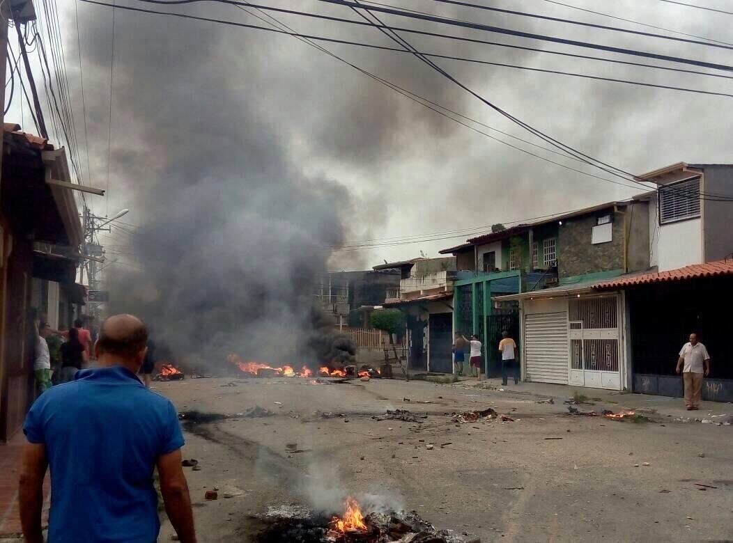 روزهای تاریک چاوزیسم / خانه پدری هوگو چاوز به آتش کشیده شد + عکس