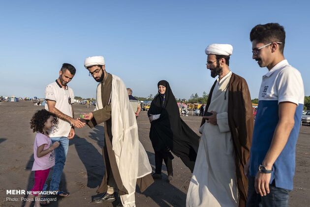 طلاب جوان در سواحل گیلان