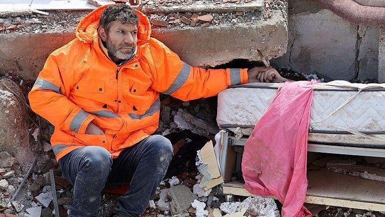 روایت تلخ عکاسی که عکسش از زلزله ترکیه دنیا را تکان داد
