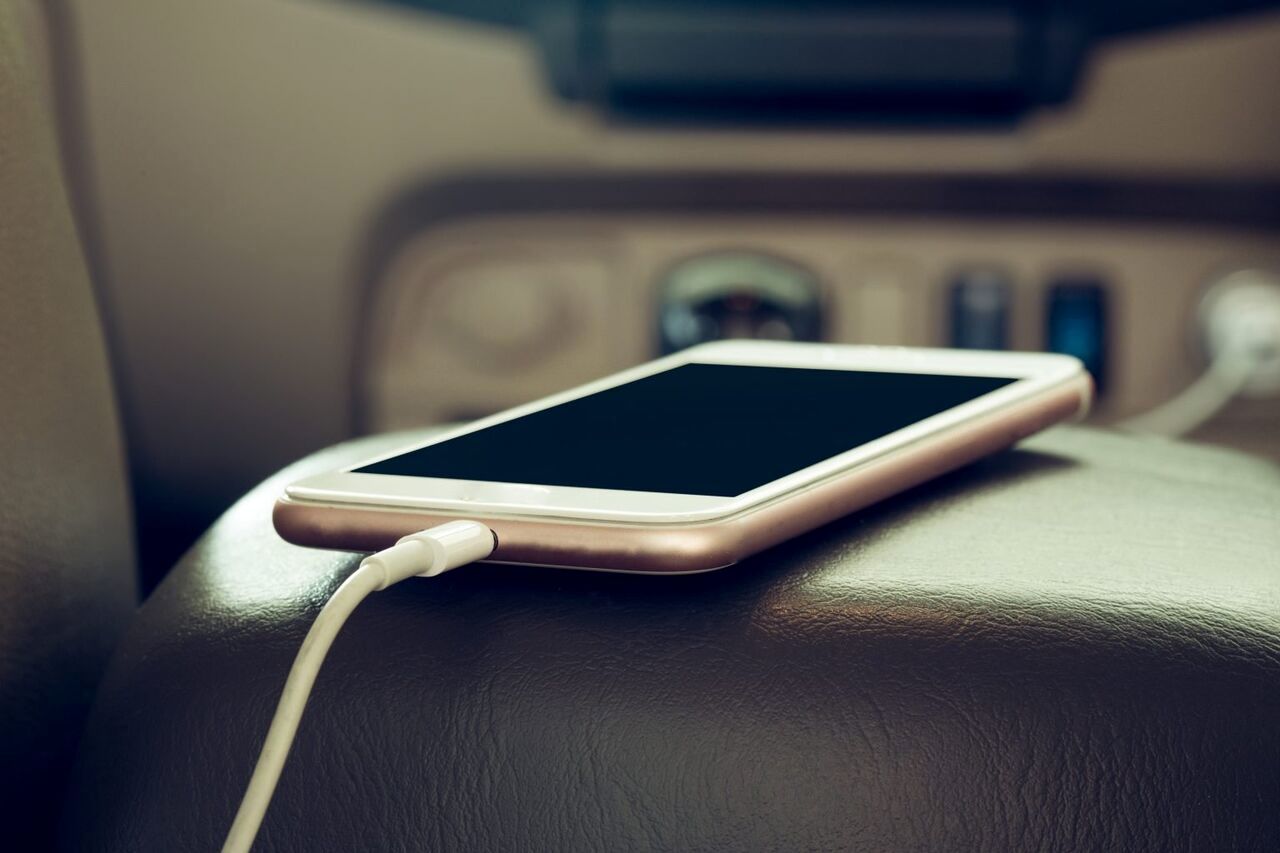 خطرات شارژ موبایل در خودرو