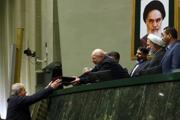 6 اثر مهم بودجه 1405 بر بورس | وکیلی: بودجه سال آینده، بودجه مدیریت شرایط تورمی است | سودآوری برخی صنایع کاهش می یابد