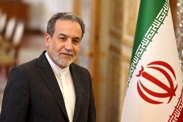 حمله روزنامه اصولگرا به عراقچی: سرش آن‌قدر خلوت شده که در مراسم ورزشی حاضر می‌شود و برای سرخابی کری می‌خواند