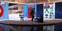 لحظه افتادن مجری از روی صندلی در برنامه زنده تلویزیون + فیلم 