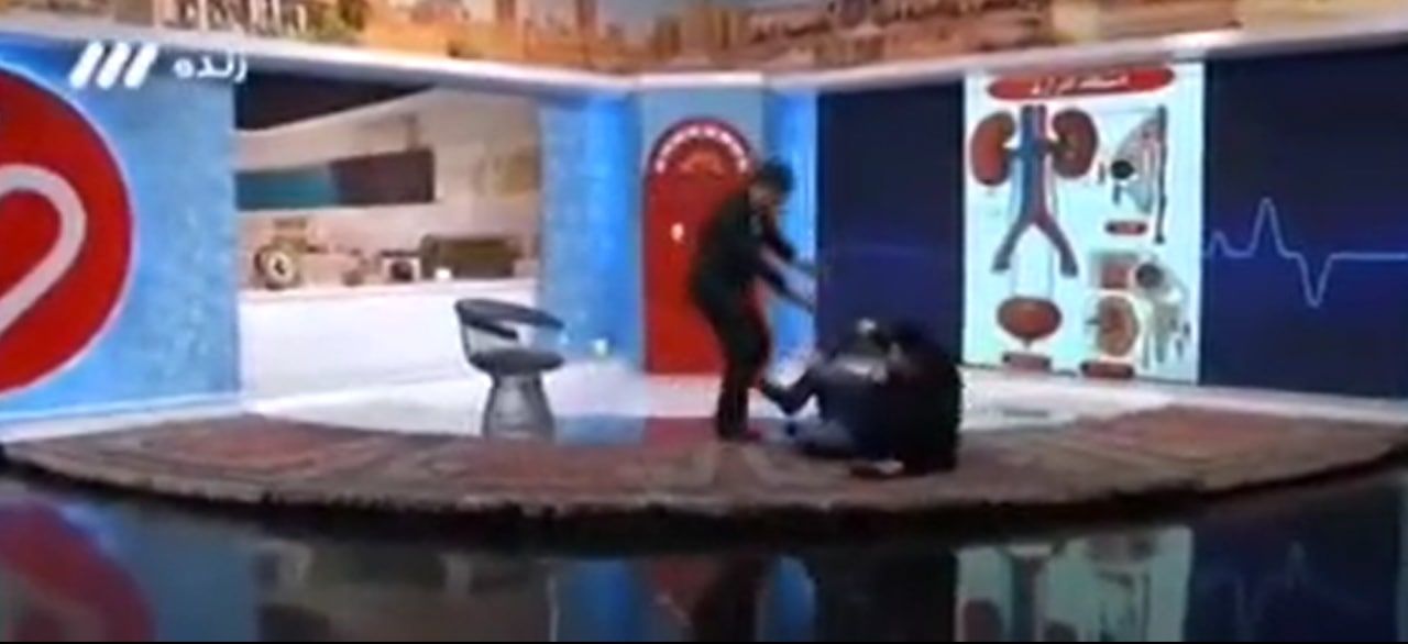 لحظه افتادن مجری از روی صندلی در برنامه زنده تلویزیون + فیلم 