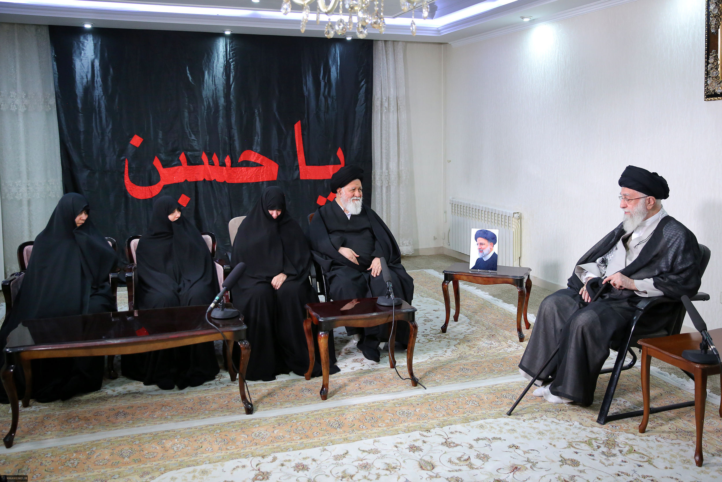 حضور رهبر انقلاب در منزل رئیس‌جمهور شهید سید ابراهیم رئیسی