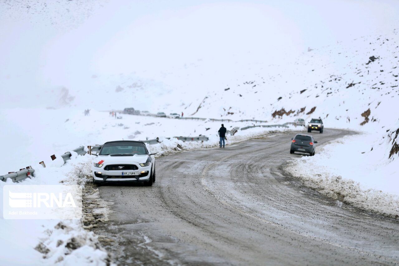 بارش شدید برف در جاده کرج - چالوس/آخرین وضعیت جاده‌ها