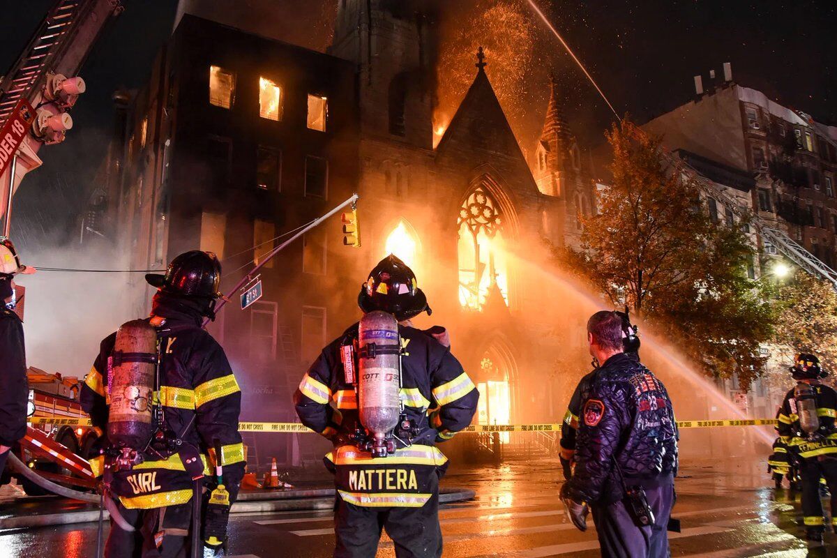 آتش کلیسای تاریخی نیویورک را سوزاند