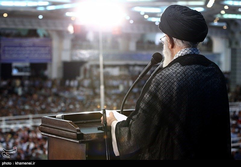 رهبر انقلاب در نماز عید فطر چه سلاحی به دست گرفتند؟ + عکس