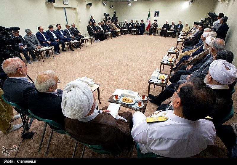 احمدی‌نژاد در دیدار اعضای مجمع تشخیص مصلحت نظام با رهبری کنار چه کسی نشست + عکس