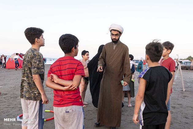طلاب جوان در سواحل گیلان