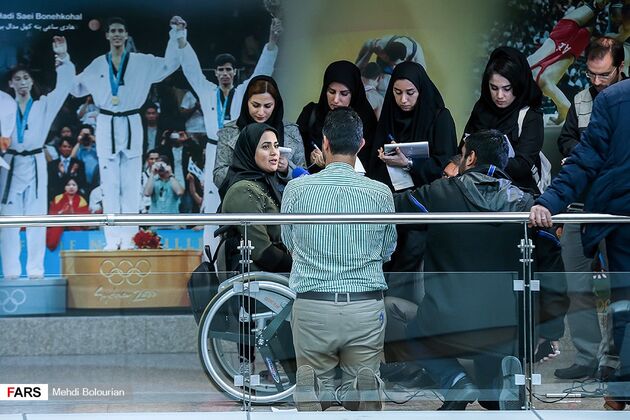 اهدای نشان افتخار به زهرا نعمتی