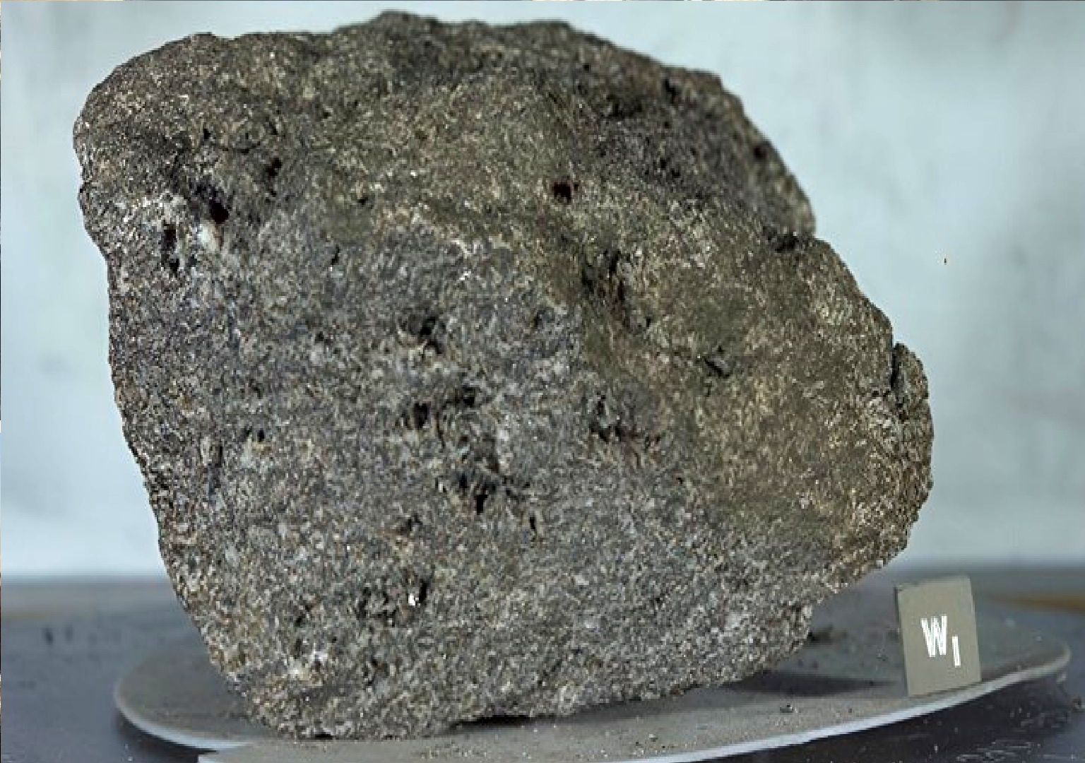 کشف جدید درباره یک نوع سنگ منحصربه‌فرد در ماه