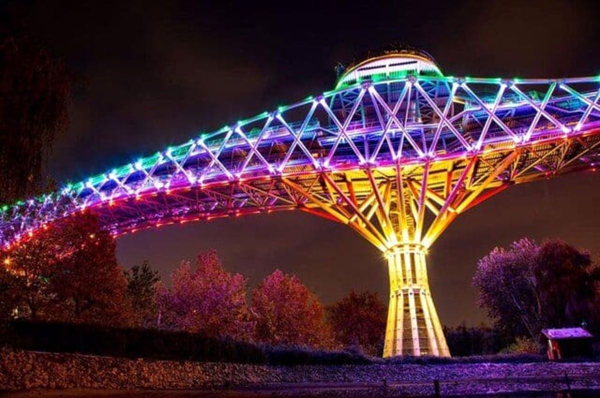 نمایی زیبا از پل طبیعت تهران که به رنگ پرچم ایران درآمد+عکس