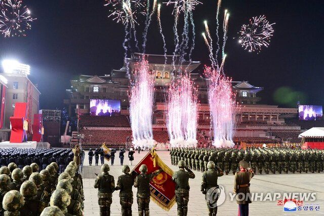 قدرت نمایی موشکی و هسته ای کره شمالی /کیم جونگ اون شبانه رژه برگزار کرد