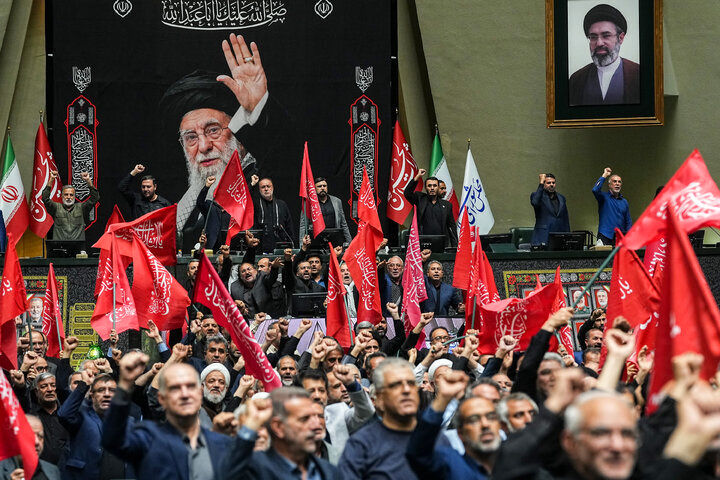 نمایندگان پرچم به دوش وارد صحن شدند/ قالیباف نیامد، حاجی بابایی رئیس جلسه شد+ تصاویر