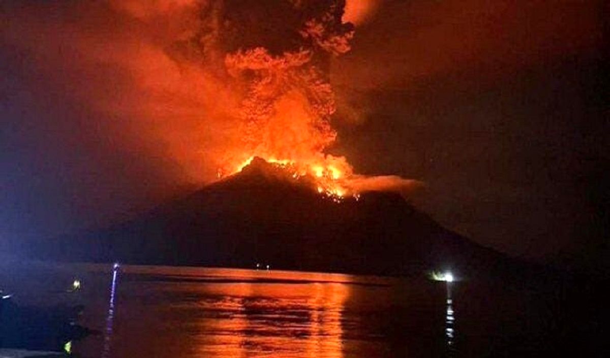 فوران آتشفشان در اندونزی احتمال سونامی را افزایش داد / اعلام بالاترین سطح هشدار