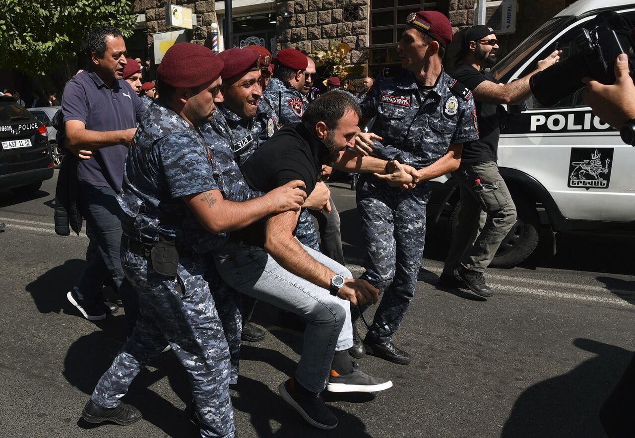 پاشینیان به دردسر افتاد/ مردم ارمنستان به خیابان‌ها آمدند