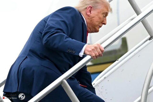 پایین آمدن محتاطانه ترامپ از پله‌ها، بحث سلامت او را دوباره داغ کرد