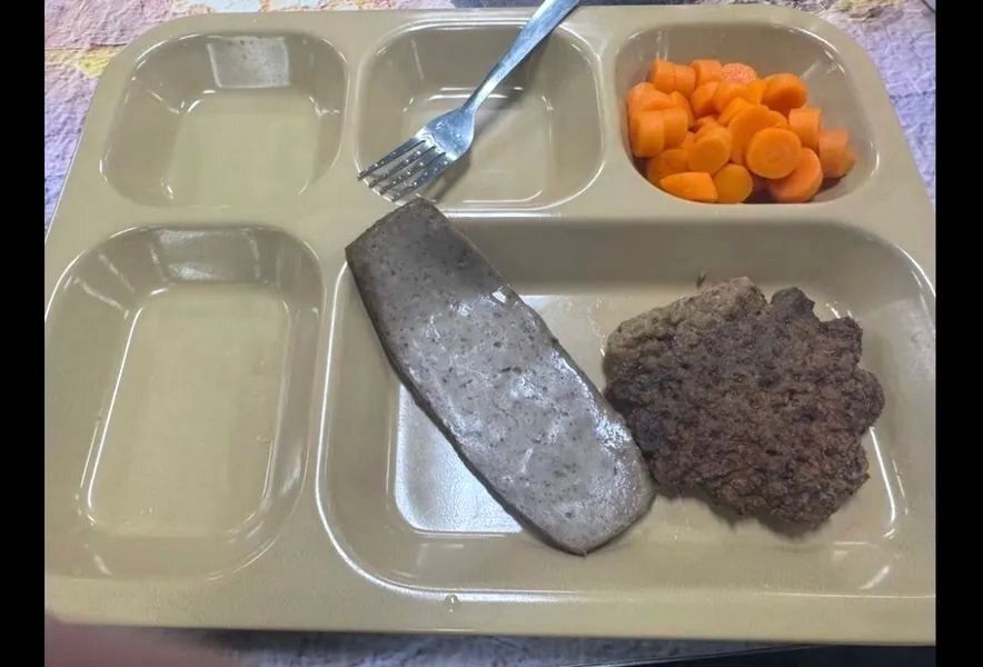  تصاویری از غذاهایی که به ملوانان ناوهای آبراهام لینکلن و تریپولی ارائه می‌شود تصاویری از غذاهایی که به ملوانان ناوهای آبراهام لینکلن و تریپولی ارائه می‌شود 