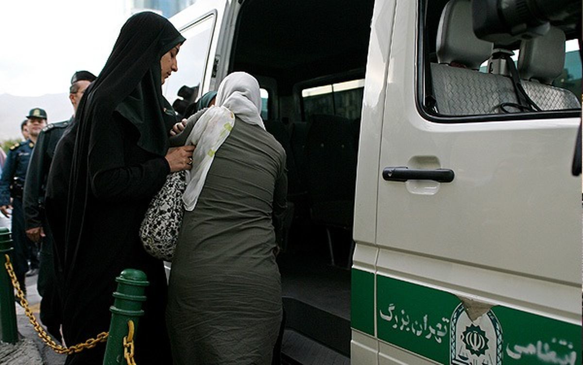 ​اشرفی اصفهانی: کدام شرع اسلام می‌گوید ماموری خانمی بی‌حجاب را با زور داخل ماشین ببرد