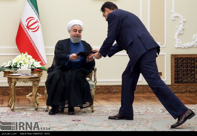 تقدیم استوارنامه سفرای جدید به روحانی