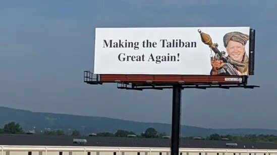 تصویری از بایدن با لباس طالبان روی بیلبوردهای آمریکا