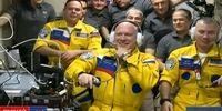 فضانوردان روس با لباسی به رنگ پرچم اوکراین به زمین بازگشتند!
