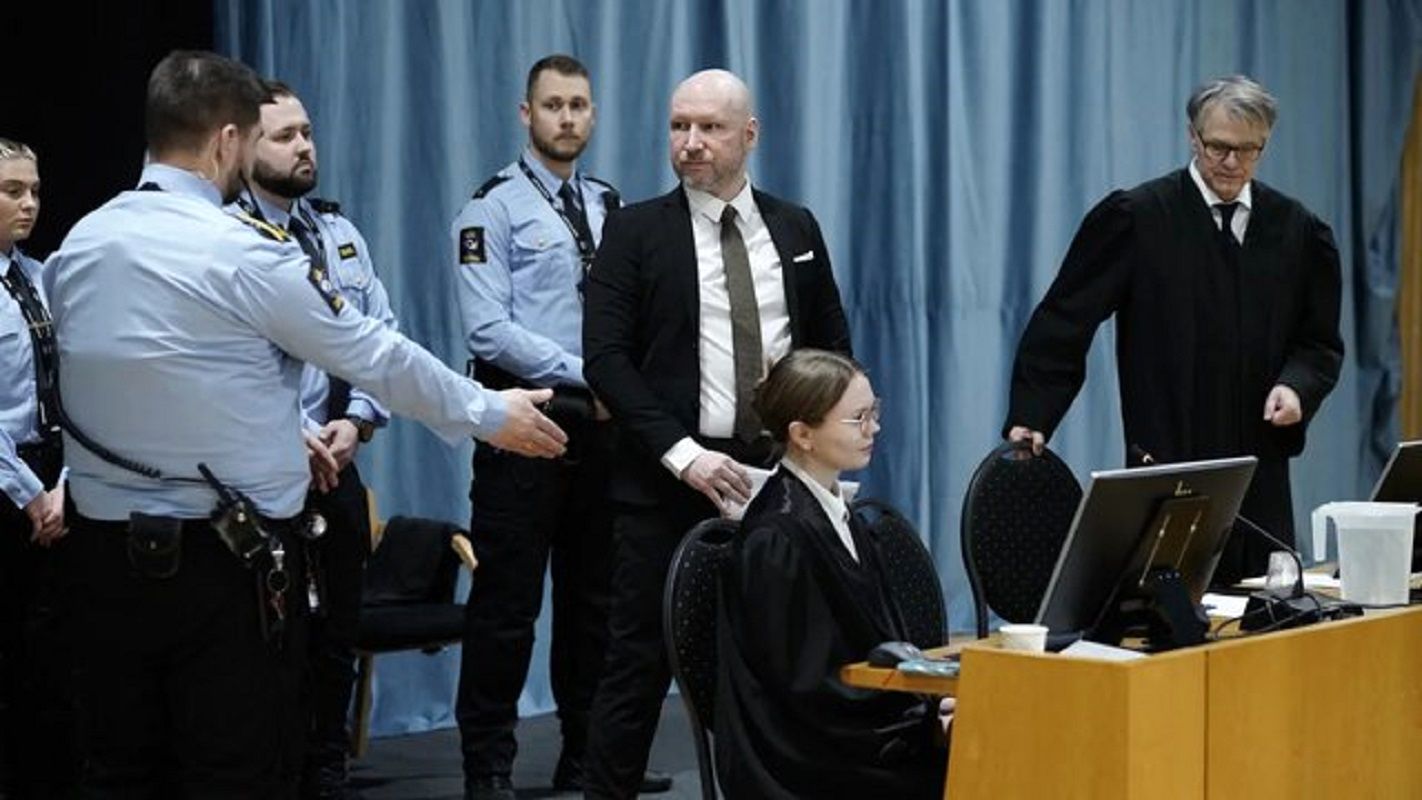 شکایت تروریست نروژی برای فرار از حبس