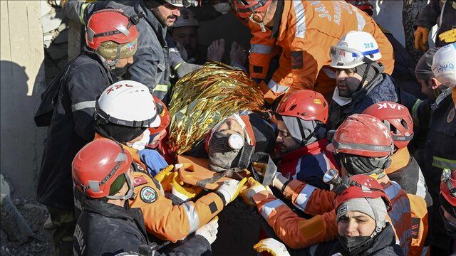 نجات معجزه‌آسای ۳ جوان ۱۹۸ ساعت پس از زلزله ترکیه+ عکس