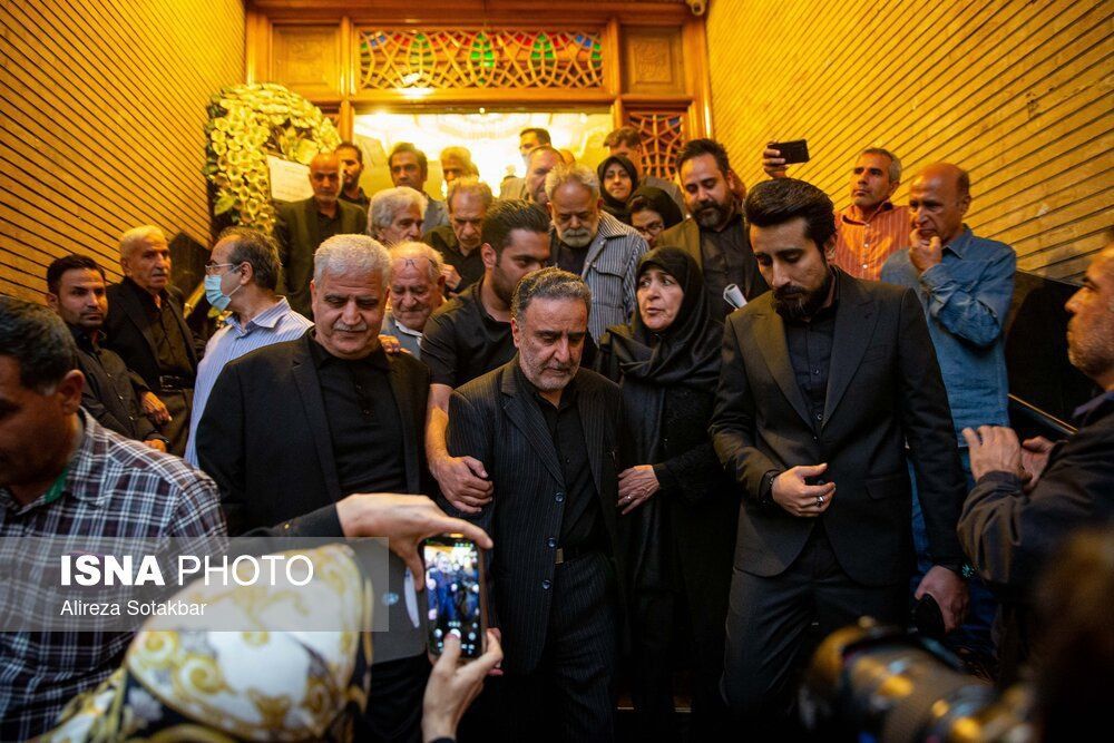 بوسه صادق زیباکلام بر پیشانی مصطفی تاج‌زده + عکس