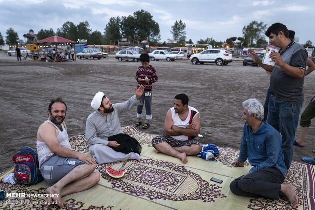 طلاب جوان در سواحل گیلان