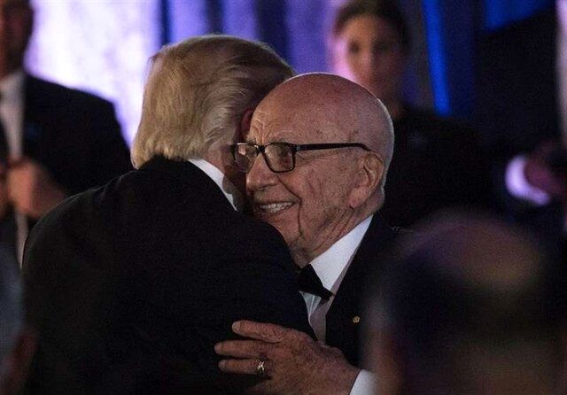 مرداک لبخندزنان در آغوش ترامپ