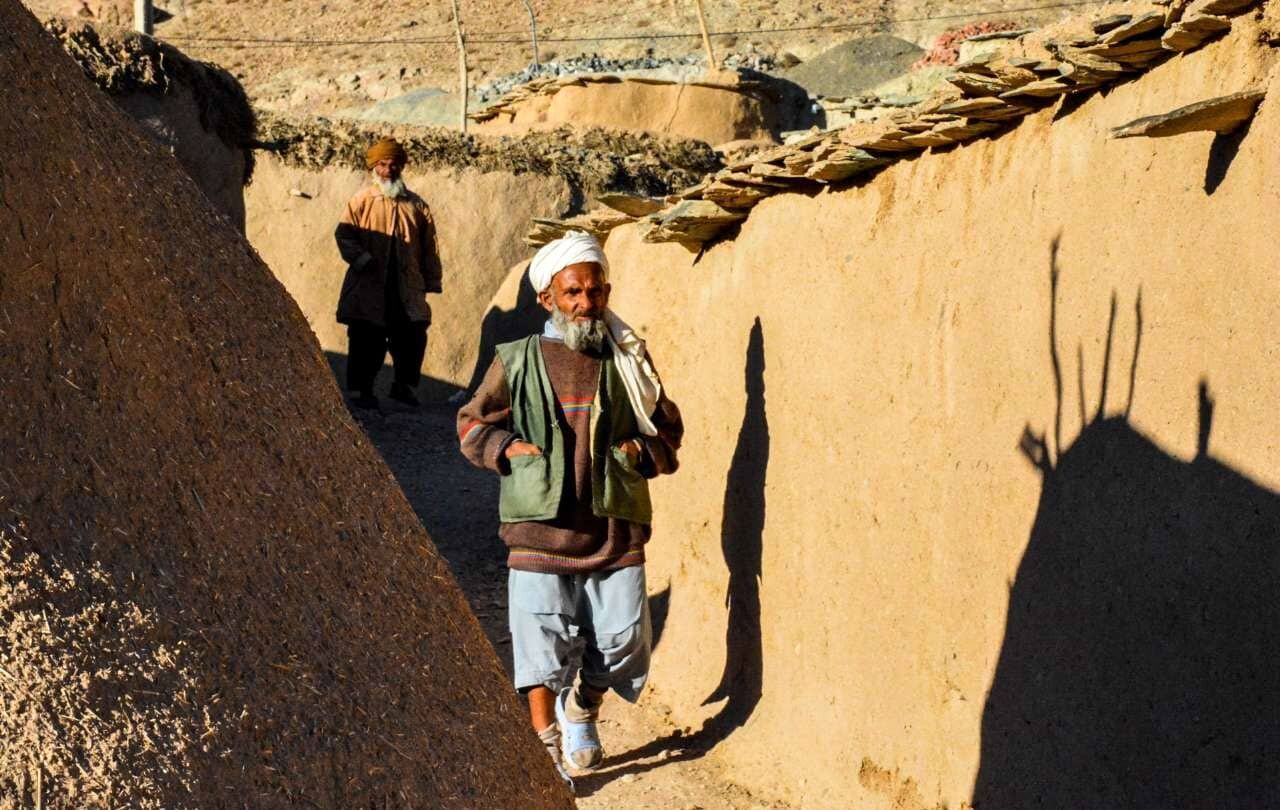 روستای عجیب خراسان جنوبی که اهالی آن قد کوتاهی دارند/ عکس