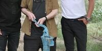 دو بازیگر «آقازاده» در کنارکارگران قدیمی +عکس
