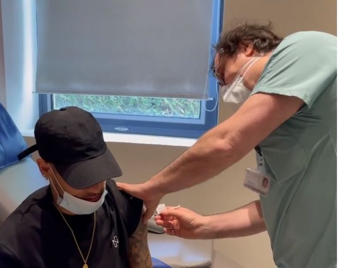تصویری از نیمار در حال تزریق واکسن کرونا