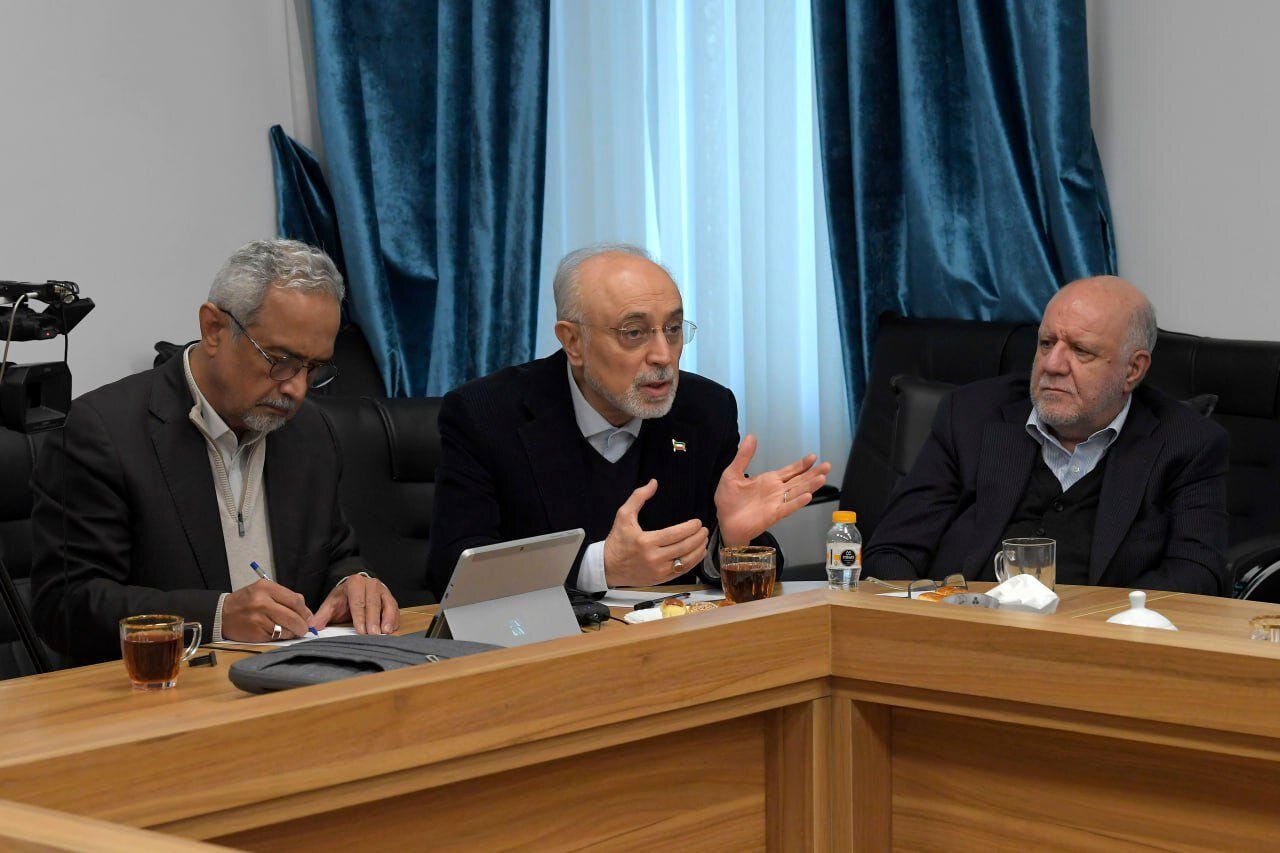 تصاویر دیدار روحانی با وزرای دولت یازدهم و دوازدهم؛ از سخنرانی ظریف تا نت برداری شریعتمداری و جنتی + عکس