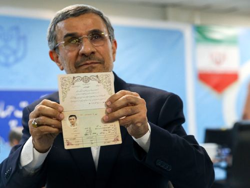 محمود احمدی نژاد ژست پیروزی در انتخابات گرفت+ عکس