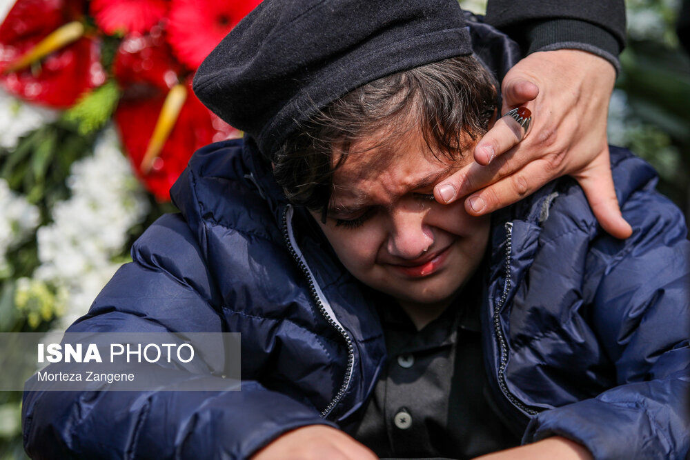 عکسی تلخ از گریه فرزندان شهرام عبدلی در مراسم تشییع