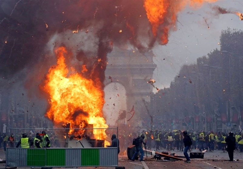 آتش اعتراضات فرانسه با خودسوزی یک دانشجو بالا گرفت
