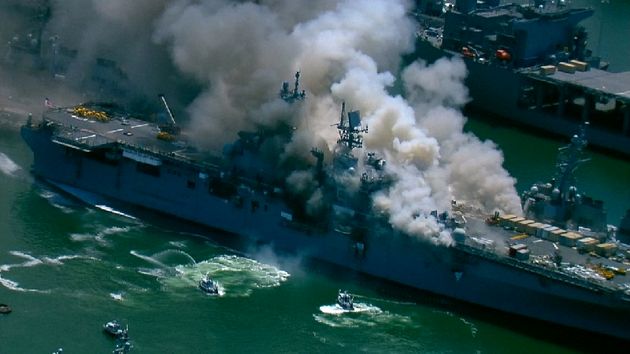 تصاویر حریق کشتی نظامی آمریکایی