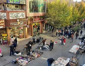 پیاده‌روها در قُرق دستفروش‌ها | علامت سؤال درباره ترکیب جمعیتی دستفروش‌های پایتخت | دنیا دستفروش را حذف نکرد، برایش قاعده نوشت